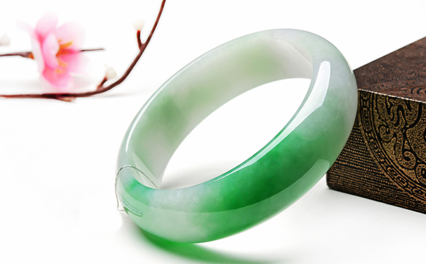 在巴中一万的翡翠手镯算高档的吗