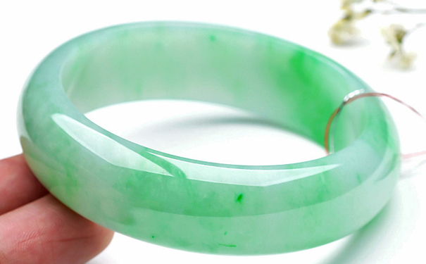 成都在哪里买翡翠手镯更好 