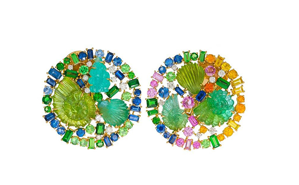 Tree of Life 金质耳坠，by Margot McKinney   镶嵌雕纹绿色碧玺，点缀彩色蓝宝石、沙弗莱石和钻石