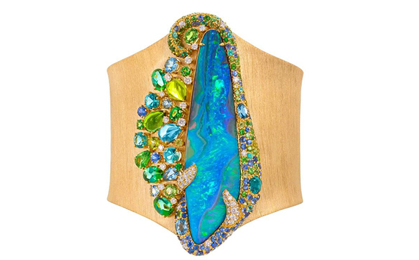 金质手镯，by Margot McKinney  主石为一颗澳大利亚黑欧泊，点缀帕拉伊巴碧玺、彩色蓝宝石、沙弗莱石和钻石