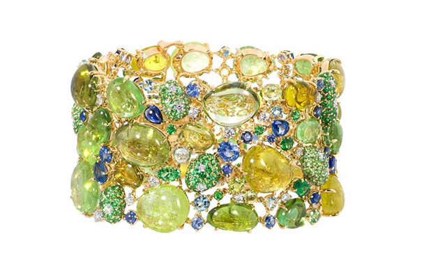 金质手链，by Margot McKinney  镶嵌弧面切割碧玺、彩色蓝宝石、沙弗莱石和钻石