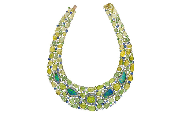 Exotic Abundance 金质项链，by Margot McKinney  镶嵌澳大利亚闪电岭黑欧泊、帕拉伊巴碧玺、橄榄石、彩色蓝宝石、沙弗莱石、海蓝宝石和钻石