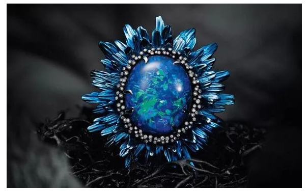 如果觉得珠宝贵,那就选欧泊吧