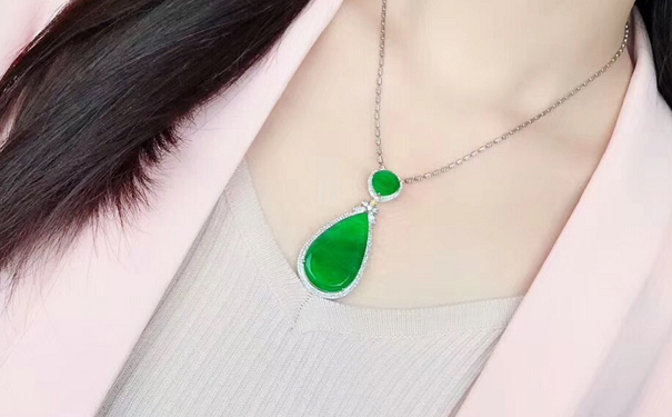 吊坠翡翠的颜色