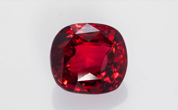 一颗新切割完成的红宝石 一颗新切割完成的红宝石