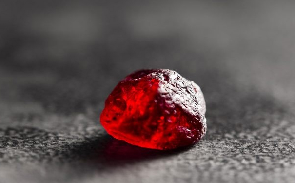 8位宝石切割师合作完成的红宝石 8位宝石切割师合作完成的红宝石