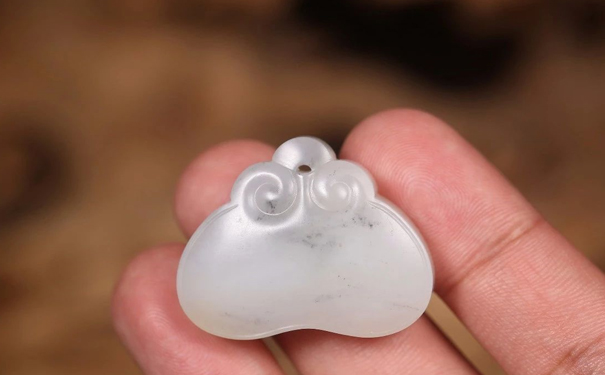 2019的元旦节，中国人应该送玉长命锁