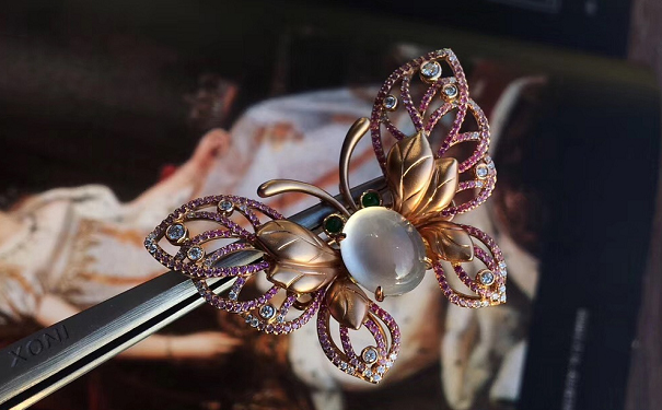 无色透明的翡翠首饰