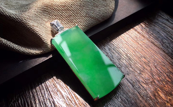 绿色的玉牌是不是价值最高的