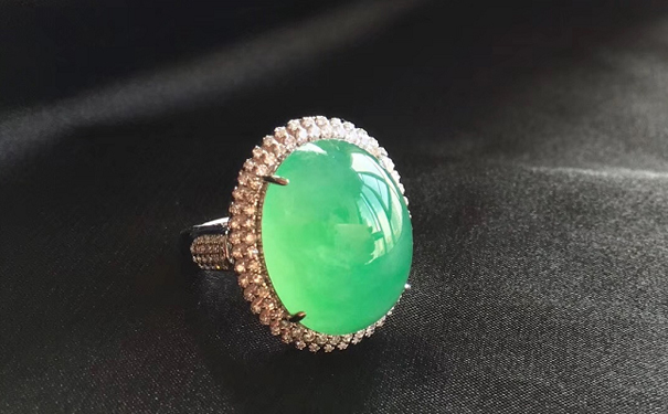 翡翠戒指和钻戒