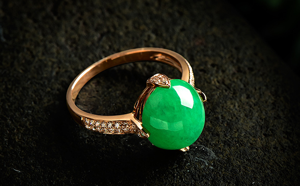 翡翠戒指和钻戒从价格上来说那个价值高？