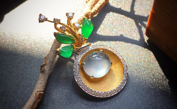 巴中无色透明的翡翠有几百元的吗？