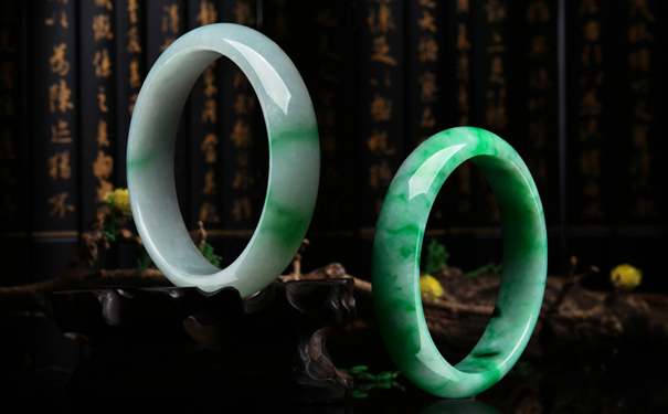 钟情的翡翠手镯