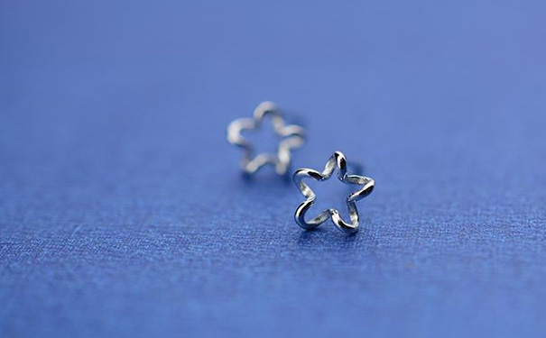 为什么戴纯银耳钉还会过敏？