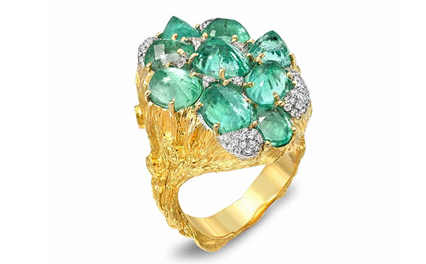 金质戒指，by Victor Velyan X Muzo  镶嵌9颗总重8.12ct的椭圆形切割祖母绿，均产自哥伦比亚 Muzo 矿区，点缀圆形切割钻石。