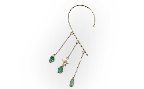 Across the Universe 金质耳夹，by Mercedes Salazar X Muzo  镶嵌总重3.5ct的祖母绿原石，产自哥伦比亚 Muzo 矿区，点缀圆形切割钻石。