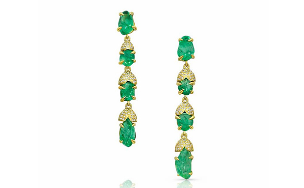 Glacial 金质耳坠，by M. Spalten X Muzo  镶嵌总重16.13ct的祖母绿原石，产自哥伦比亚 Muzo 矿区，点缀圆形切割钻石。