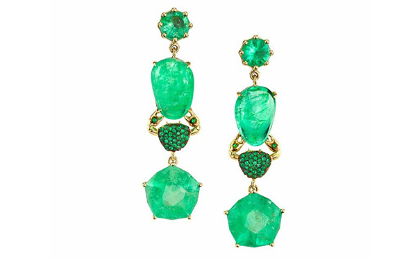 Galatea 金质耳坠，by Daniela Villegas X Muzo  镶嵌总重22.31ct的祖母绿，产自哥伦比亚 Muzo 矿区。