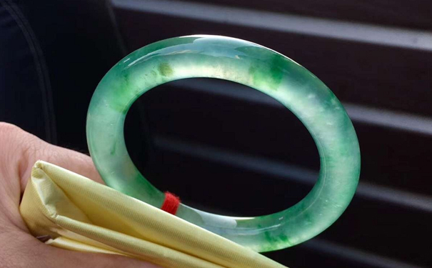 巴中八千元能买到翡翠戒指吗