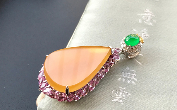 黄翡翠价值如何，在市面上算什么级别的？