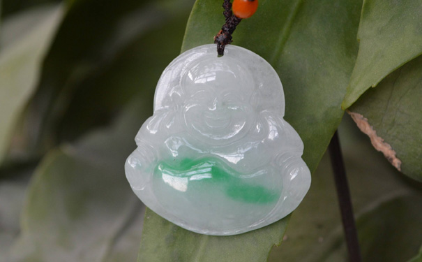 白底青翡翠是什么，可不可以买