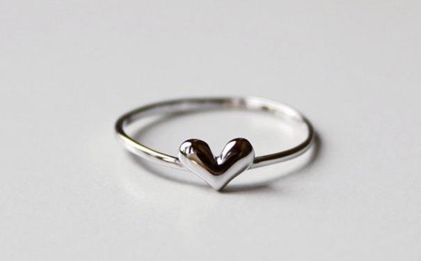 市面上的纯银戒指哪种款式的更好