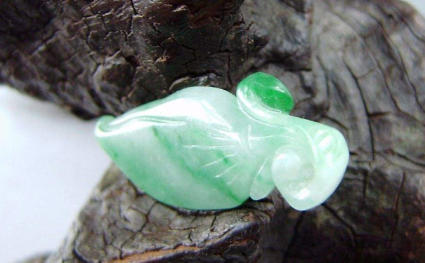 白底青翡翠值钱吗，买要多少钱