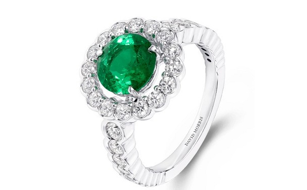 Elizabeth 系列白金戒指，by David Morris  主石为一颗1.54ct的圆形切割祖母绿，点缀圆形切割钻石。