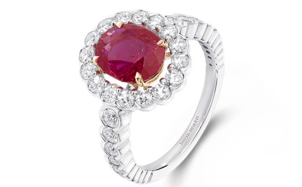 Elizabeth 系列白金戒指，by David Morris  主石为一颗2.44ct的椭圆形切割红宝石，点缀圆形切割钻石。