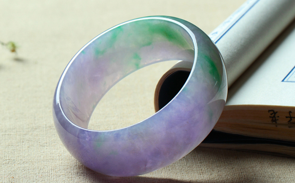 都说春带彩手镯基本是假的，为什么？