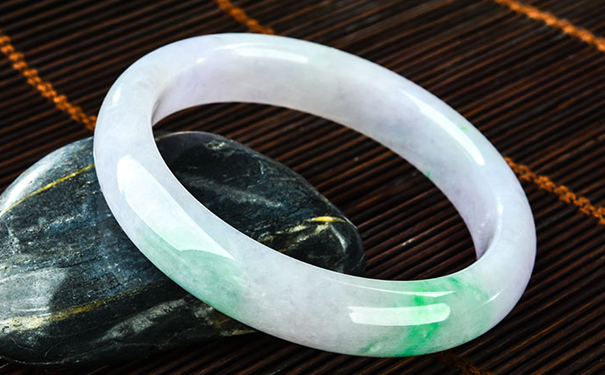 都说春带彩手镯基本是假的