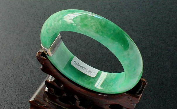 金镶玉手镯的价格