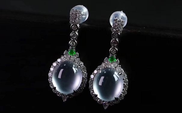 德西尔一款玻璃种的耳环多少钱才能买到？