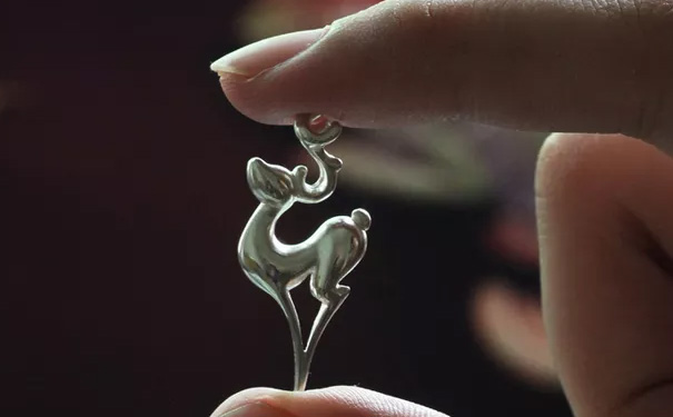 银吊坠会不会变色，长期佩戴好不好