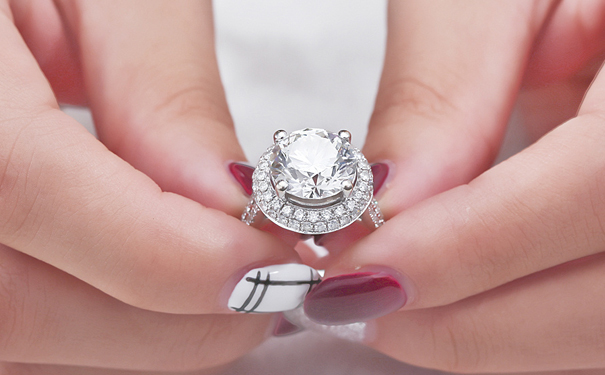 看看20克拉钻戒有多大