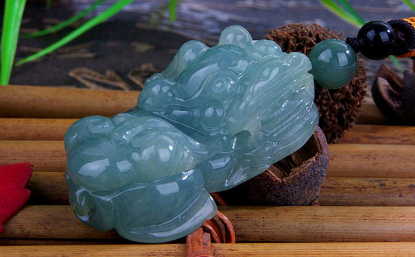 油青翡翠的价值高吗，买要多少钱