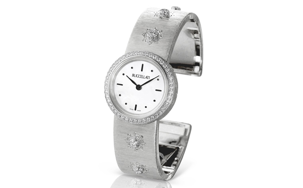 表壳直径18mm，以镶钻表圈搭配白色珍珠母贝表盘