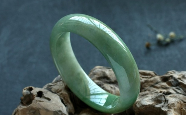 2019年在巴中买得到油青翡翠手镯吗