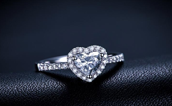 一万元的求婚戒指