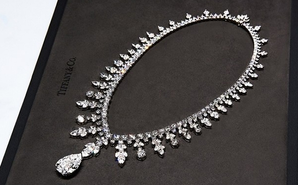 Lady Gaga 佩戴 Tiffany 钻石珠宝出席金球奖颁奖典礼