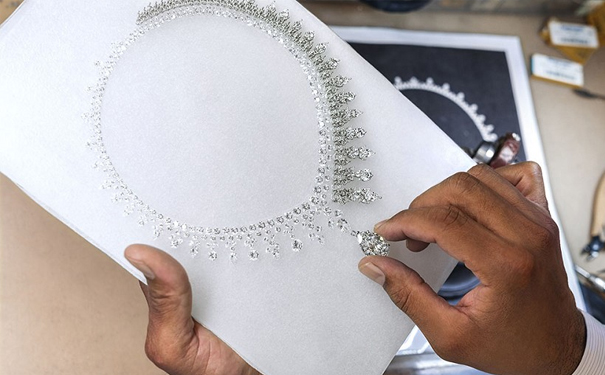 20ct的水滴形切割钻石，共镶嵌超过300颗钻石