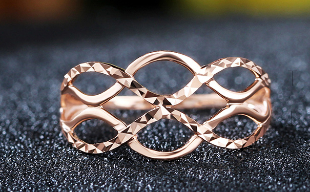 求婚用什么戒指，彩金戒指合适吗？