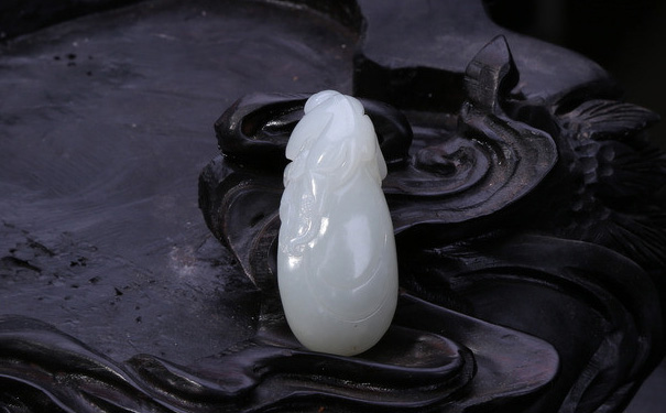 和田玉颜色只有白色吗，有其他颜色吗