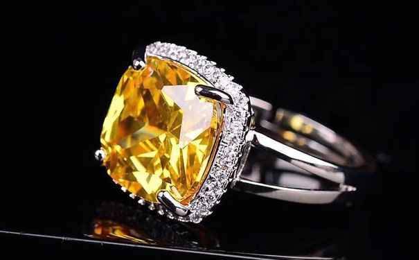 2019年买3克拉黄钻戒指多少钱