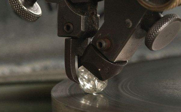 你知道钻石用什么切割的吗