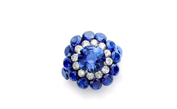 Magical Setting 戒指，by Chopard  主石为一颗圆形切割蓝宝石，外圈点缀钻石和蓝宝石。