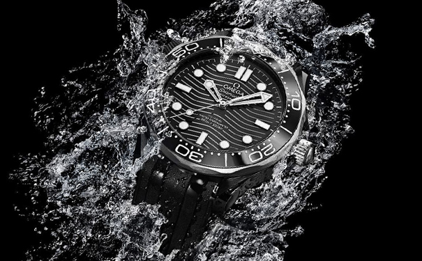 搭配黑色橡胶表带，官价7500瑞郎。