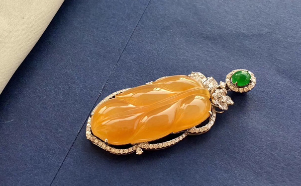 黄翡翠吊坠的价格贵不贵