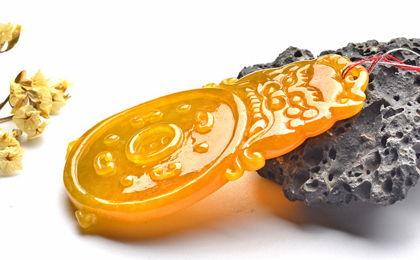 一万以内买得到黄翡翠吊坠吗