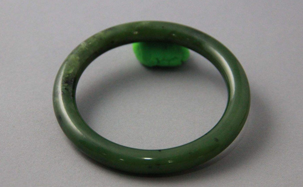 2019年买一枚和田玉碧玉手镯价格是多少 2019年买一枚和田玉碧玉手镯价格是多少